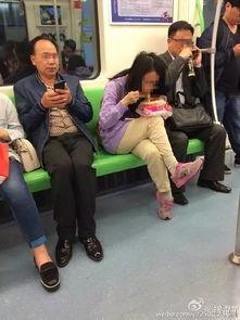娱乐吃瓜酱坐地铁