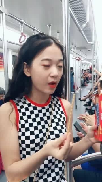 娱乐吃瓜酱坐地铁